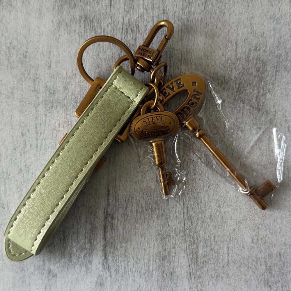 Steve Madden Green Handbag Charm Key Chain With 2 Brass Imprinted Keys
